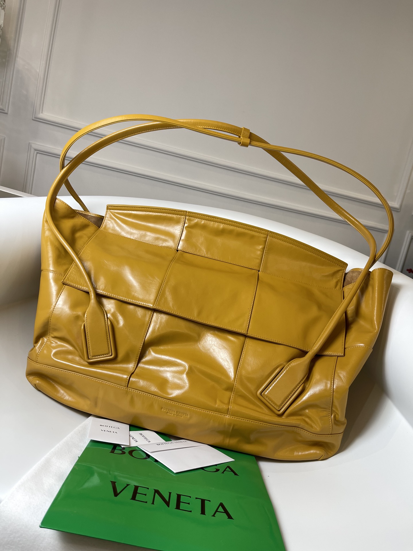[징] 보테가 베네타 아르코 슬라우치 토트백 미듐 옐로우 56*15*34