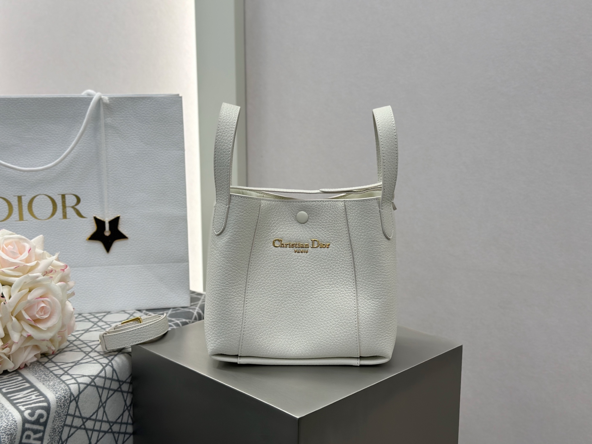 [팬더샵] 디올 시그니쳐 그레인드 카프스킨 버킷백 스몰 라떼 21*19*11