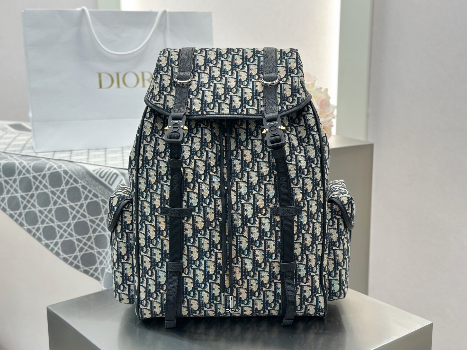 [팬더샵] 디올 히트 더 로드 플랩 백팩 베이지 블루 43*43*18