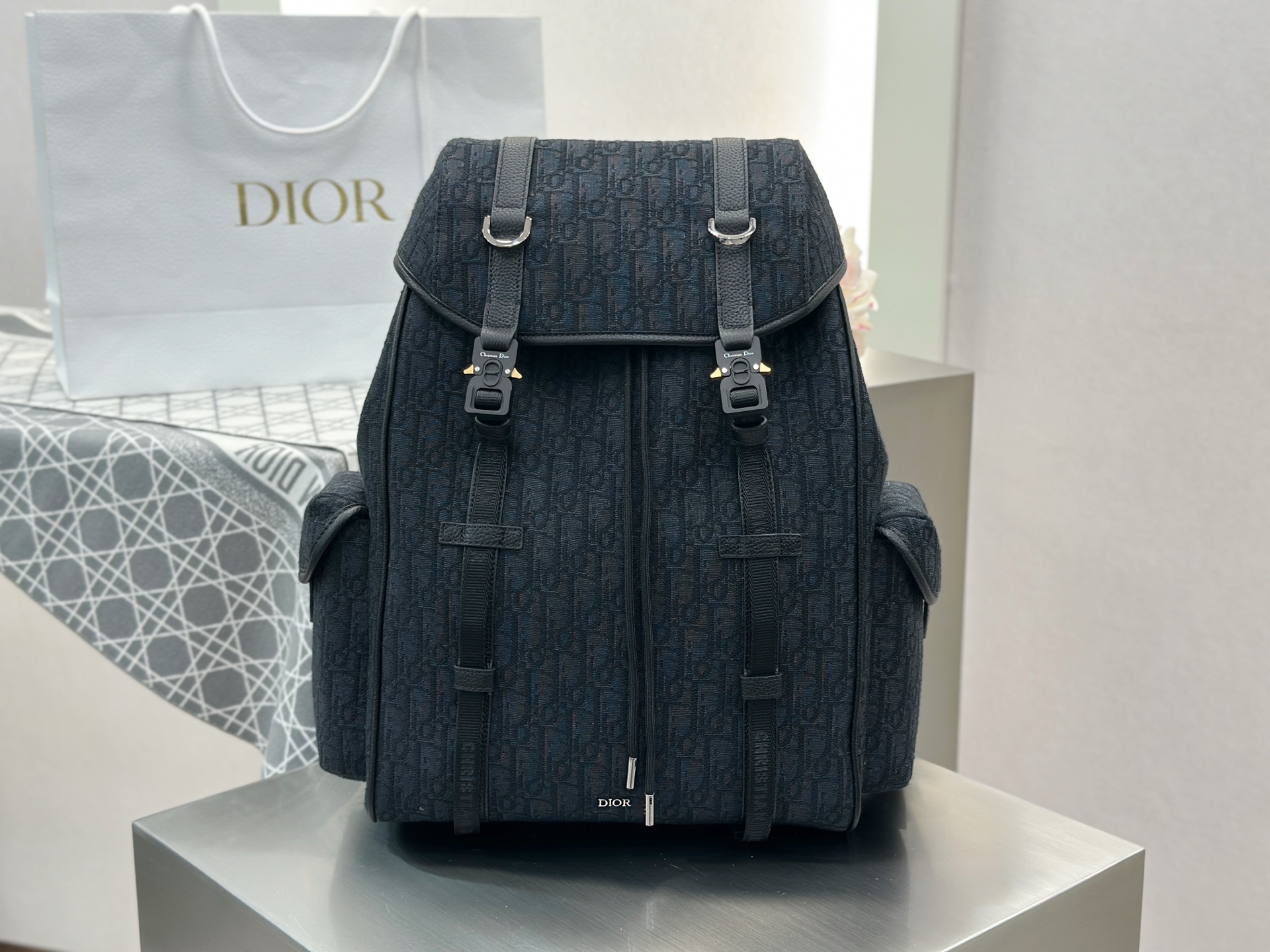 [팬더샵] 디올 히트 더 로드 플랩 백팩 블랙 43*43*18